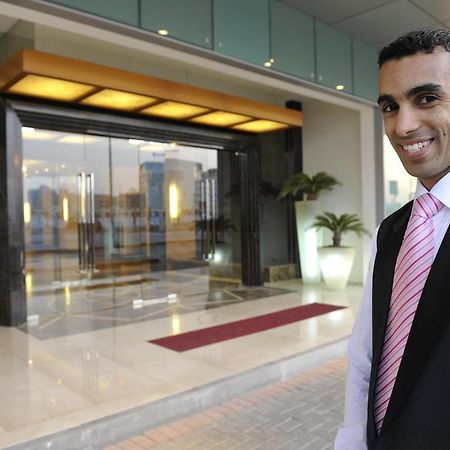 Fraser Suites Seef Bahrain Manama Exterior foto A doorman at a hotel