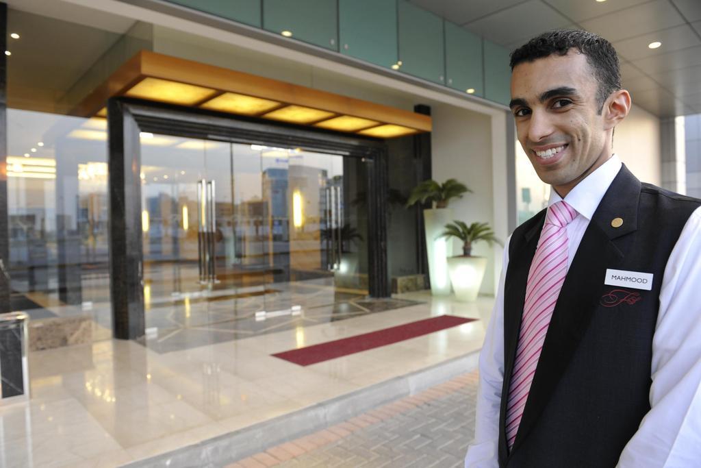 Fraser Suites Seef Bahrain Manama Exterior foto A doorman at a hotel