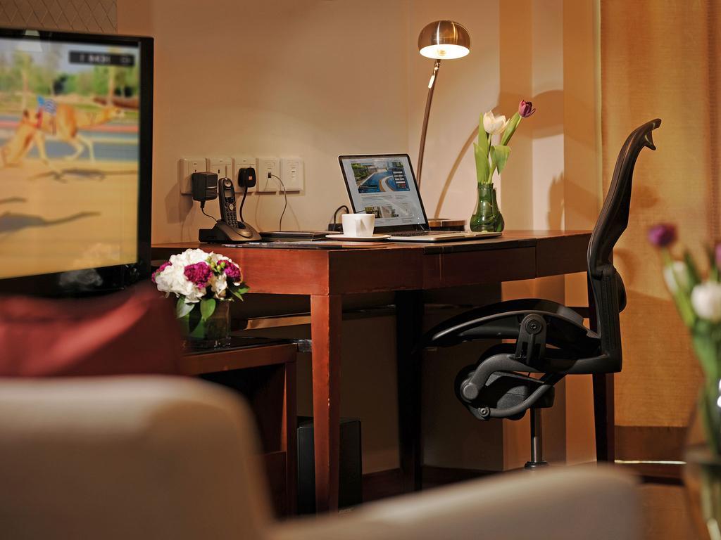 Fraser Suites Seef Bahrain Manama Exterior foto A work desk in a hotel room