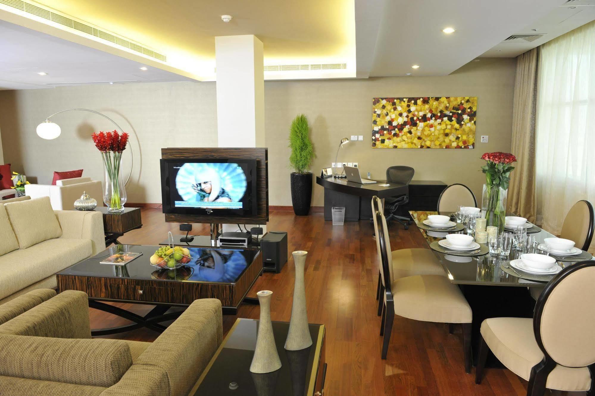 Fraser Suites Seef Bahrain Manama Restaurante foto A living room in a serviced apartment in Kuala Lumpur, Malaysia